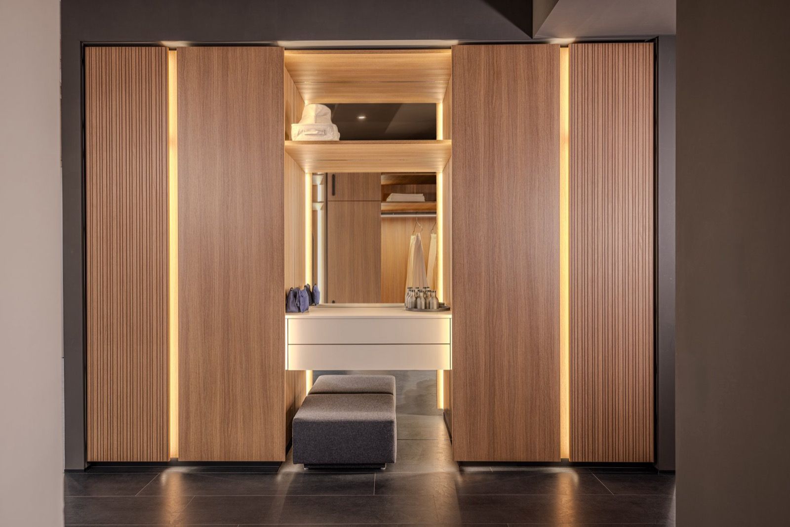 Dressing op maat met houten lamellen en indirect licht