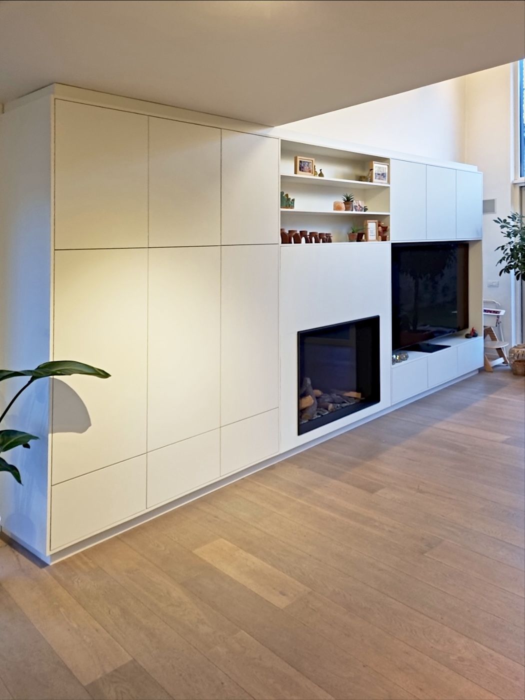Witte livingkast op maat met ingebouwde haard en televisie